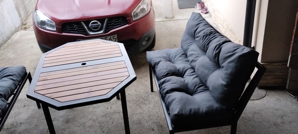 Piękny zestaw mebli ogrodowych dwie ławki i stoliki