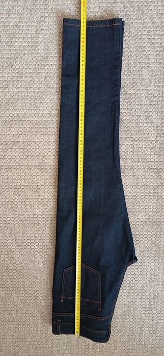 Джинси темно сині.