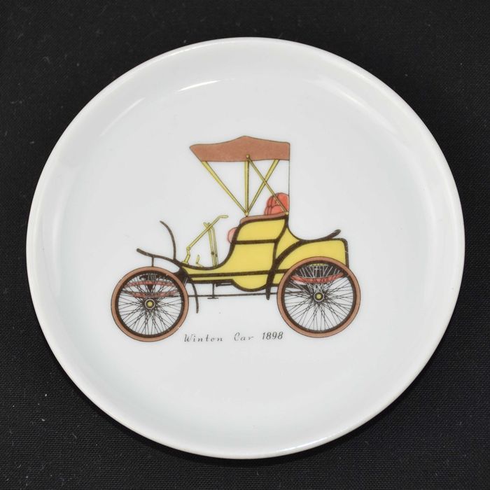 Conjunto 3 pequenos pratos porcelana Europeia, desenhos carros antigos