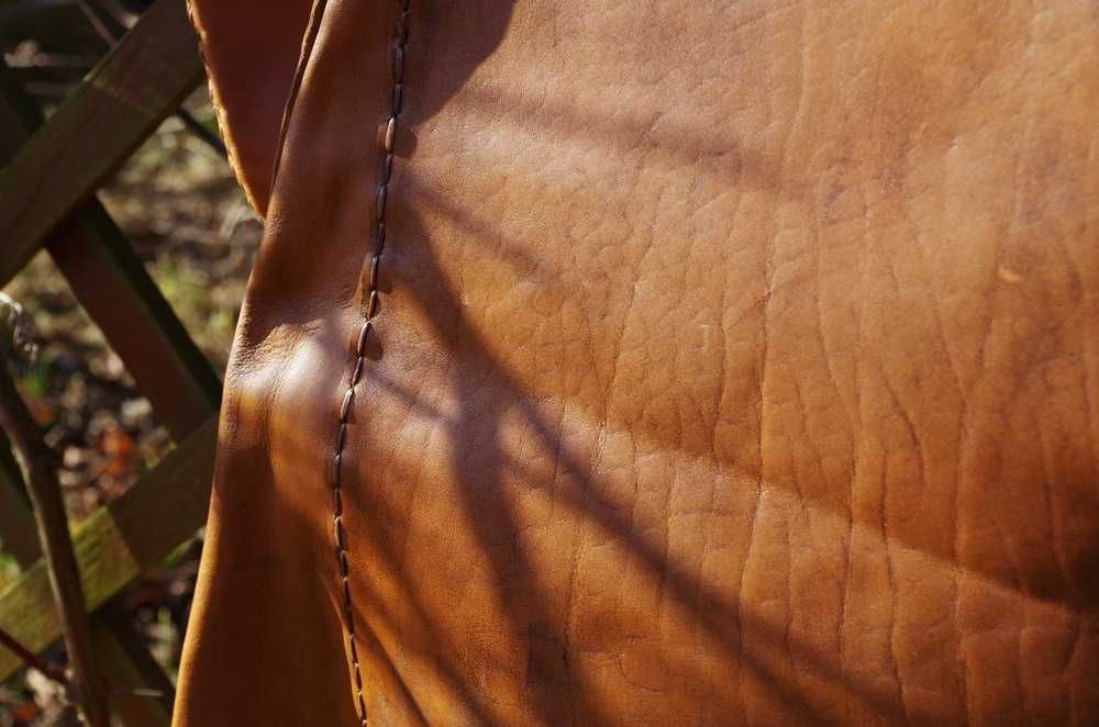 Kaftan wczesnośredniowieczny ze skóry