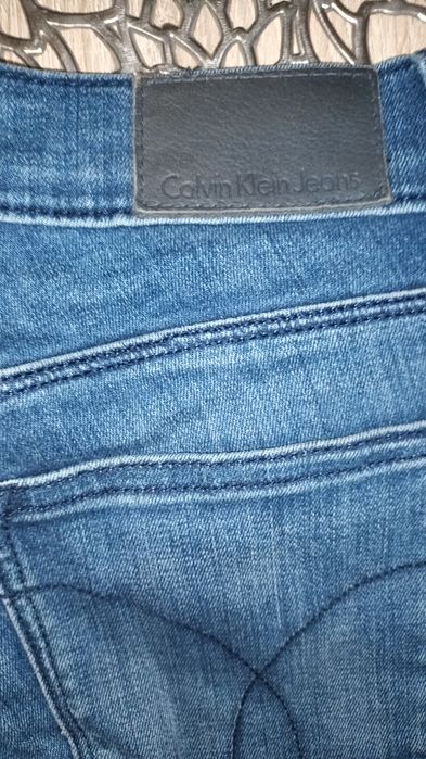 Jeansy Calvin Klein.