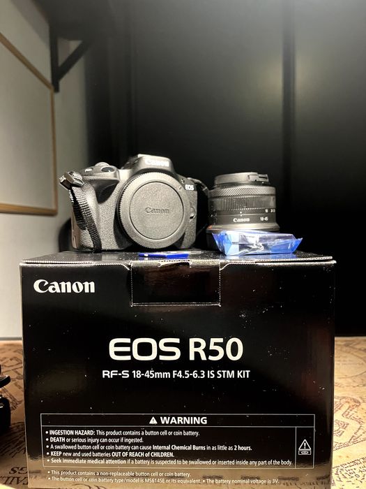 Câmara Mirrorless Canon EOS R50 + Objetiva RF-S 18-45mm F4.5-6.3 IS STM + Cartão SD + Bateria adicional
