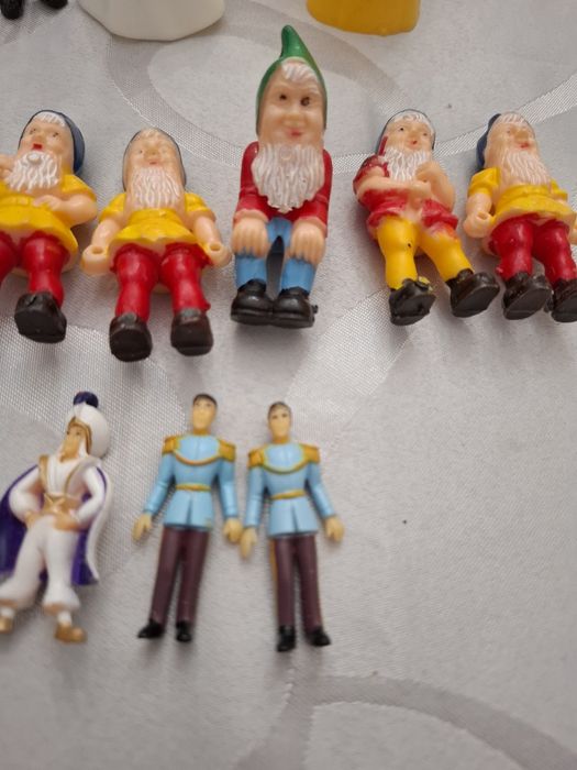 Coleção miniatura da Cinderela, Branca de Neve, os 7 anoes e  e o Mons