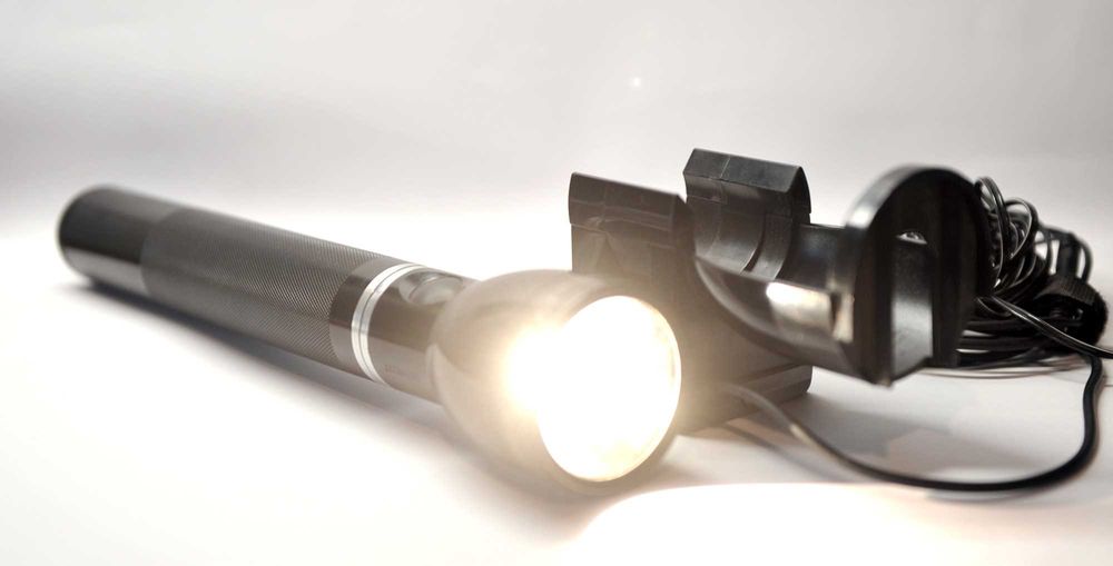 Lanterna MAGLITE recarregável com carregador