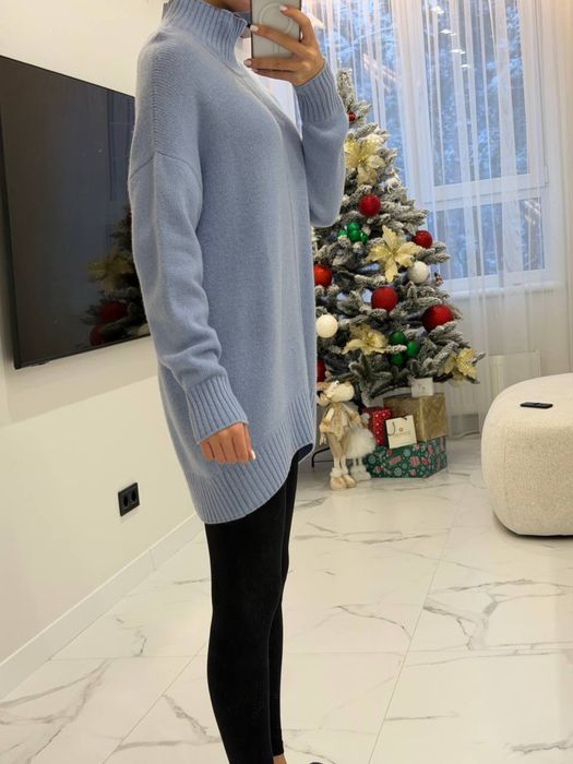 Блакитний- синій  светр