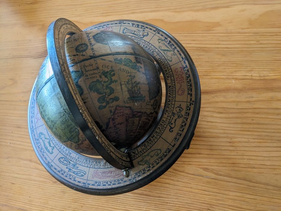 Globo antigo em madeira