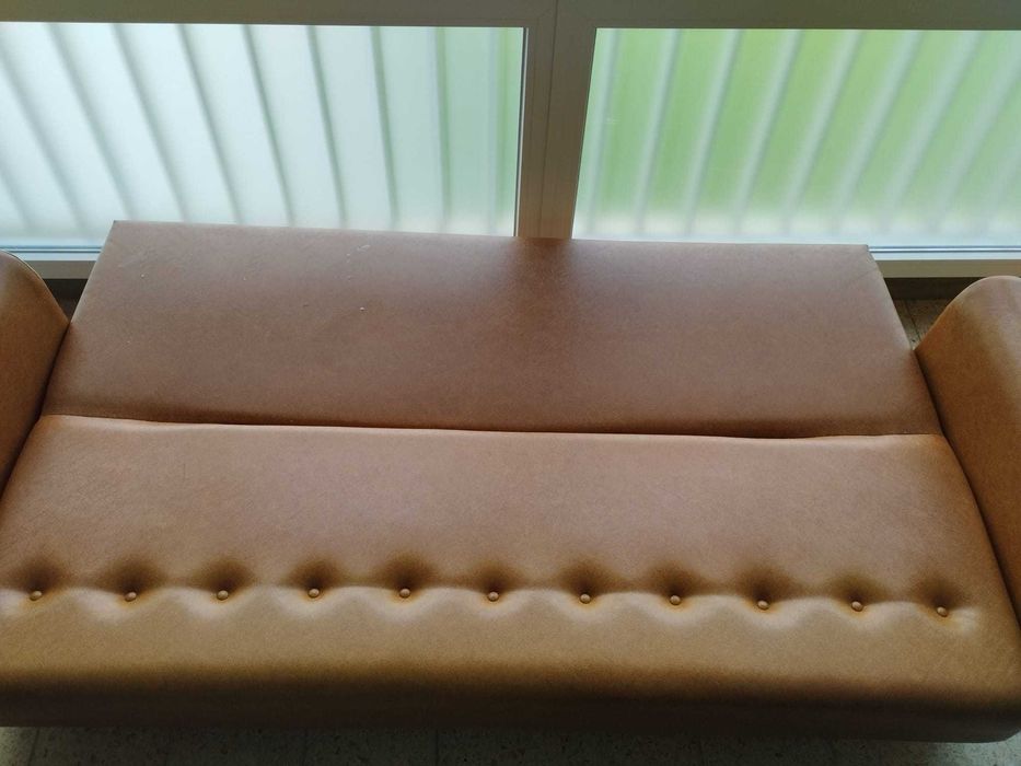 Sofá-cama 3 lugares estilo vintage / mid century em napa caramelo