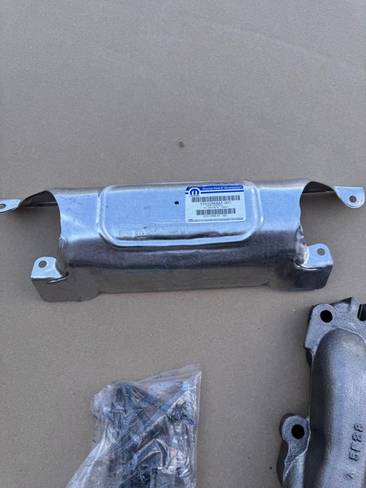 Kolektor Wydechowy Prawy Doga RAM 1500 DT 2019- 5.7 V8 HEMI 68591572AC