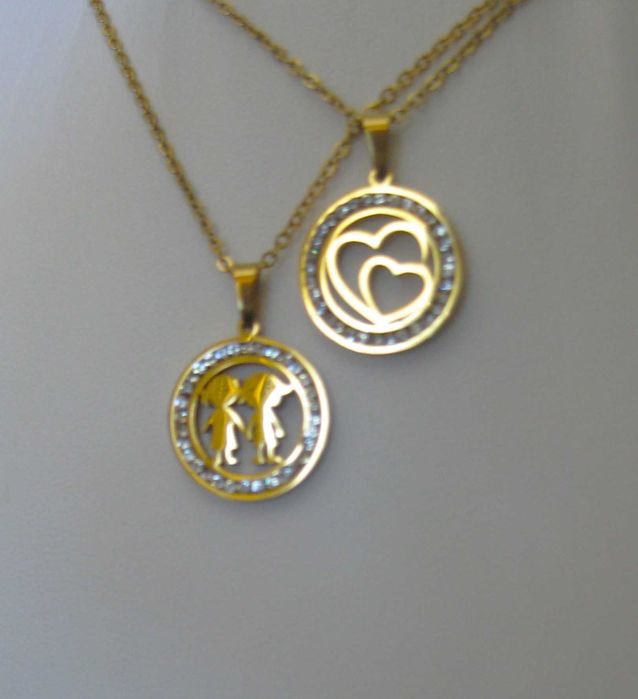 Colar Aço Dourado c/ 2 Corações Rodeado de Brilho NOVO