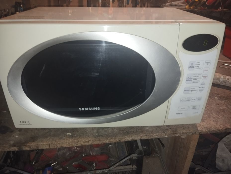 Мікрохвильова піч Самсунг.В робочому стані