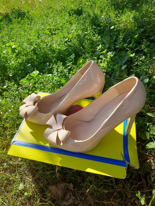 Туфлі лаковані весільні випускні бежеві 37 розмір