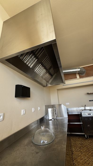 Cozinha Profissional em Inox Completa – Bancadas, Frigoríficos e Extração