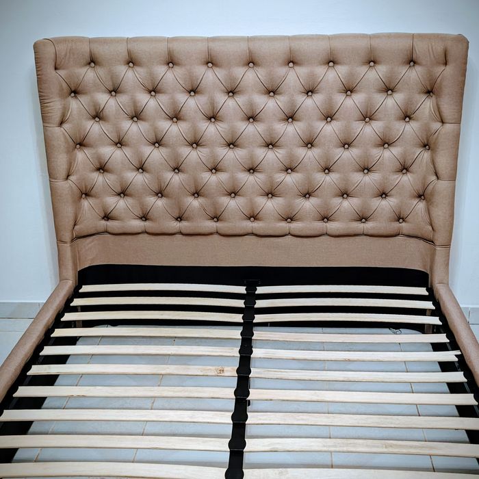 Estrutura de cama com estrado e cabeceira
