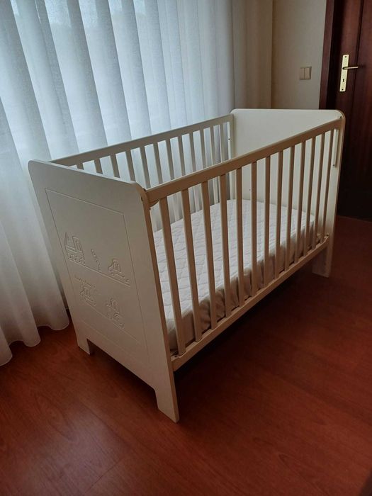 Cama de grades branca + colchão para bebé