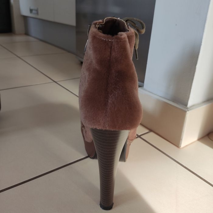 Damskie buty na obcasie + gratis druga para butów