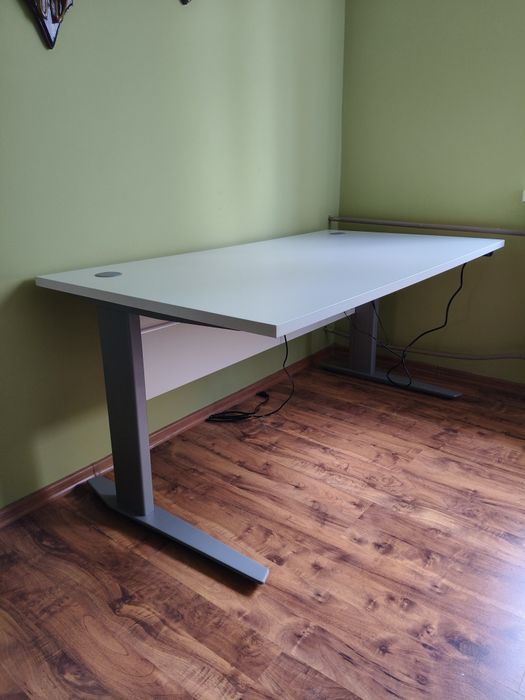 Biurko elektrycznie regulowane