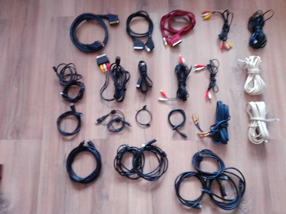 Vários cabos para Hi-Fi, imagem, consolas e telefones.