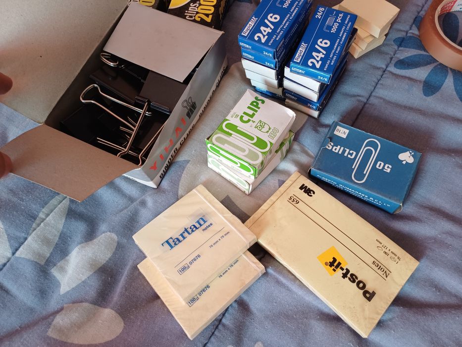 Agrafador, agrafes, clipes e molas