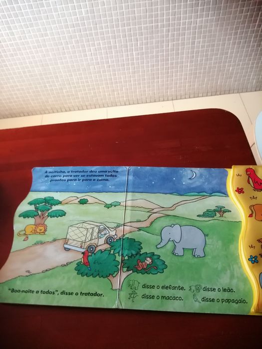 Livro fala com animais da selva