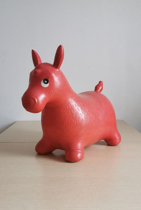 Czerwony konik osiołek do skakania gumowy skoczek