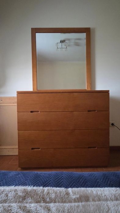Cómoda de madeira com espelho