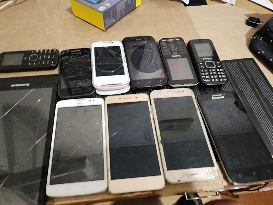 Лот телефонів і планшетів 12 штук