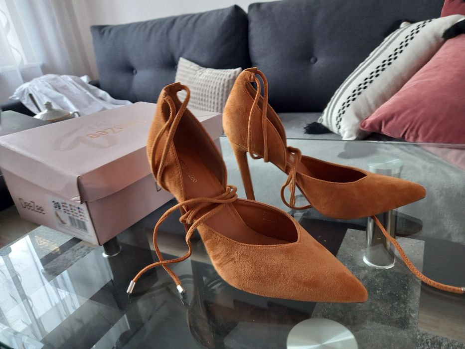 Szpilki z wiązaniem