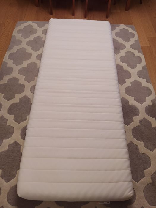 Średniotwardy materac z gąbki marki IKEA MALFORS w bardzo dobrym stani
