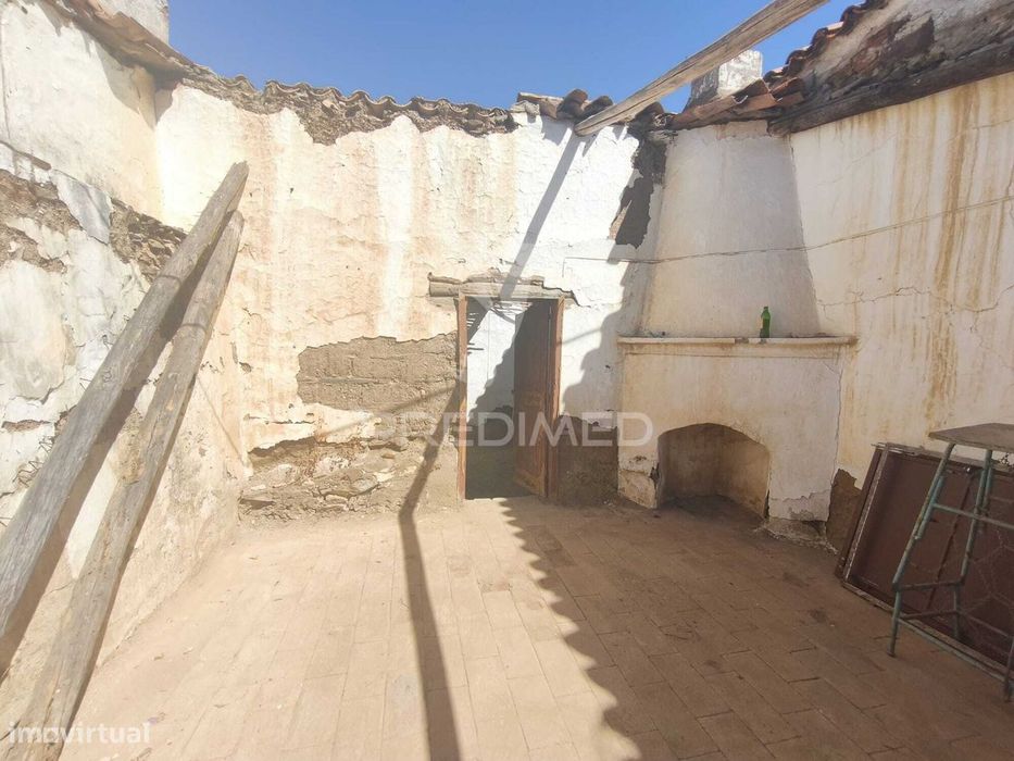 Oportunidade de Restauro: Ruína Tradicional no Coração do Alentejo...