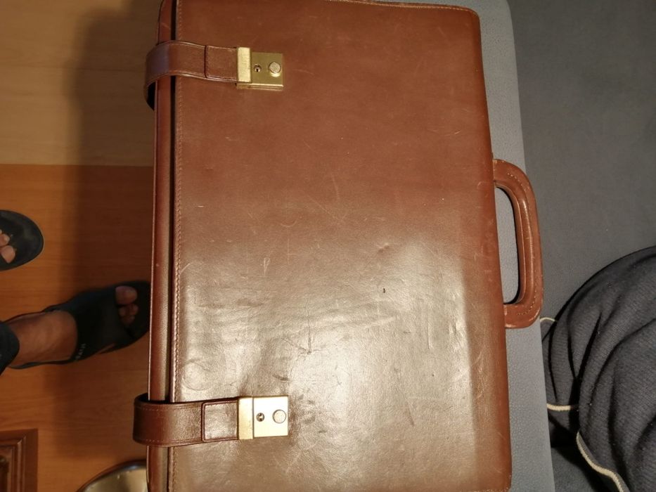 Pasta em cabedal castanho