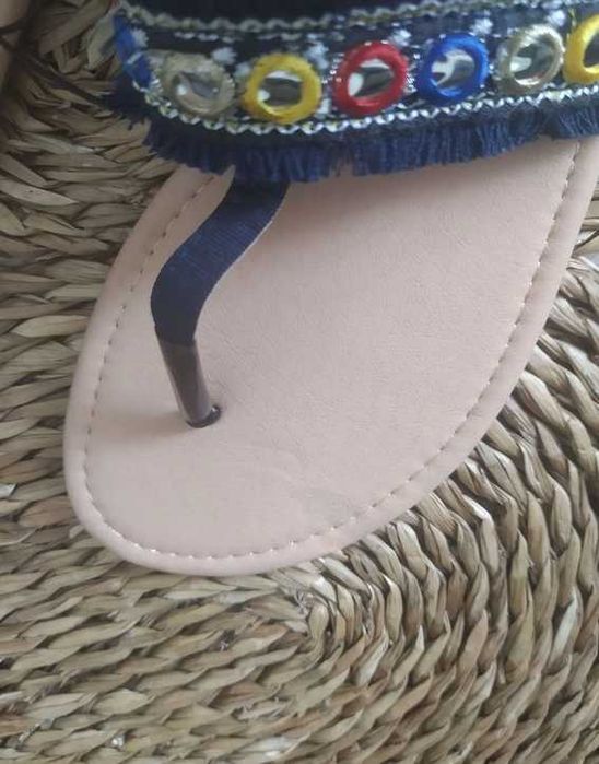 Granatowe sandały / japonki damskie z ozdobnymi koralikami.