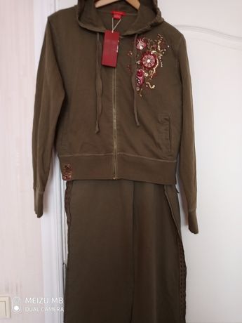 Женский спортивный костюм Castro.