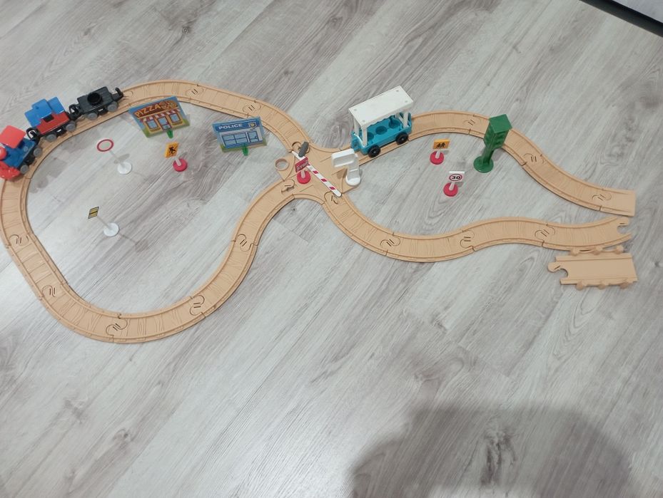 Tory z kolejką Fisher Price