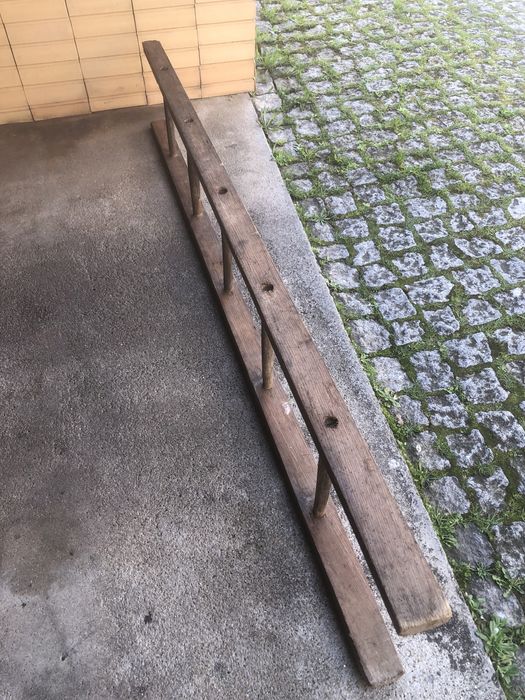 Escada de madeira antiga em bom estado