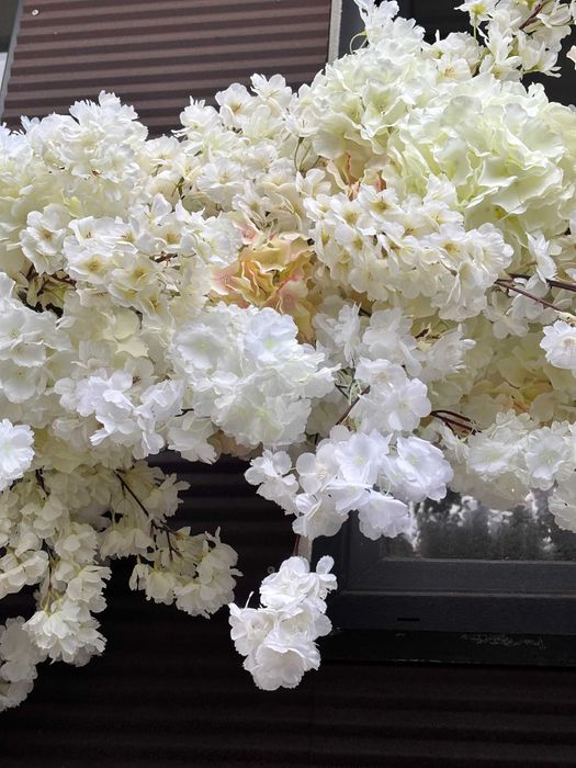 Drzewo kwitnącej wiśni kremowo-biała boczna na naturalnym pniu 220 cm