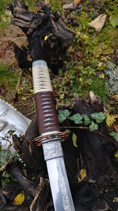 Ręcznie wykuty miecz Wakizashi. Japoński miecz. Knifemaking.