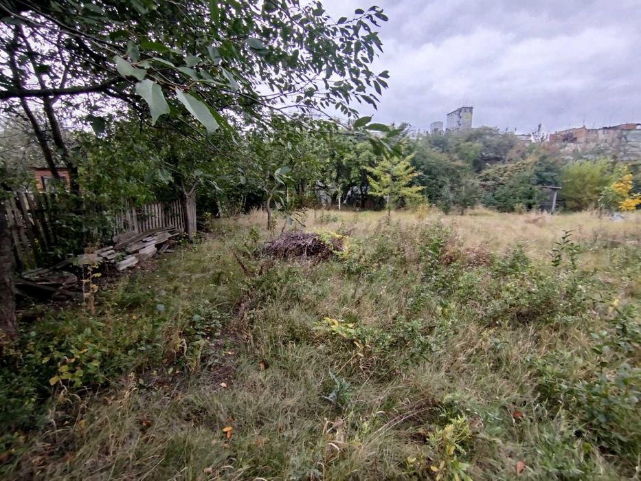 Продаж будинку з окремим двором