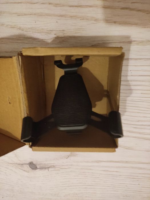 Uchwyt do telefonu na kratkę samochodową