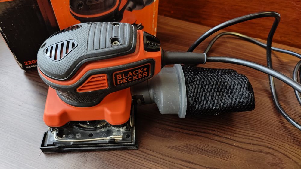 Вібраційна шліфувальна машинка Black+Decker
