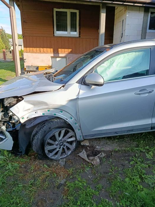 Hyundai Tucson uszkodzony po kolizji