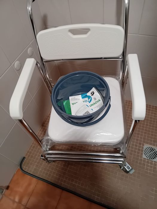 Cadeira de banho e sanitária com rodas