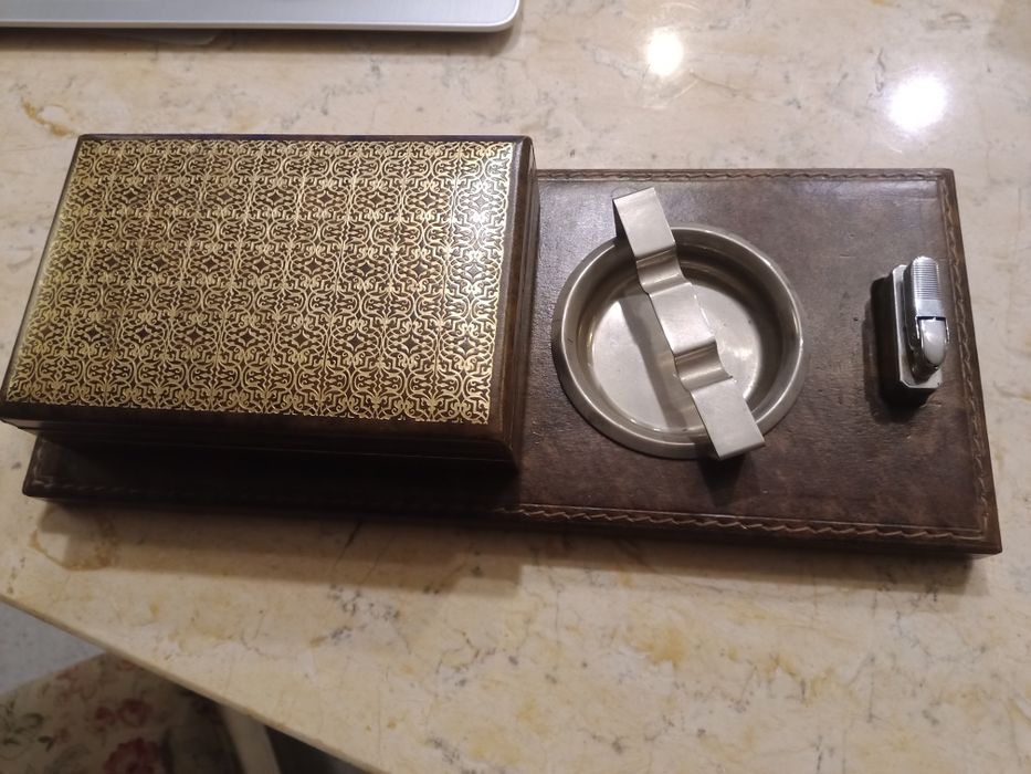 Caixa tabaqueira antiga com acessórios