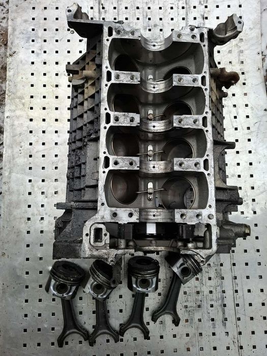 BLOK SILNIKA V8 MERCEDES 4,0 CDI NA STOLIK