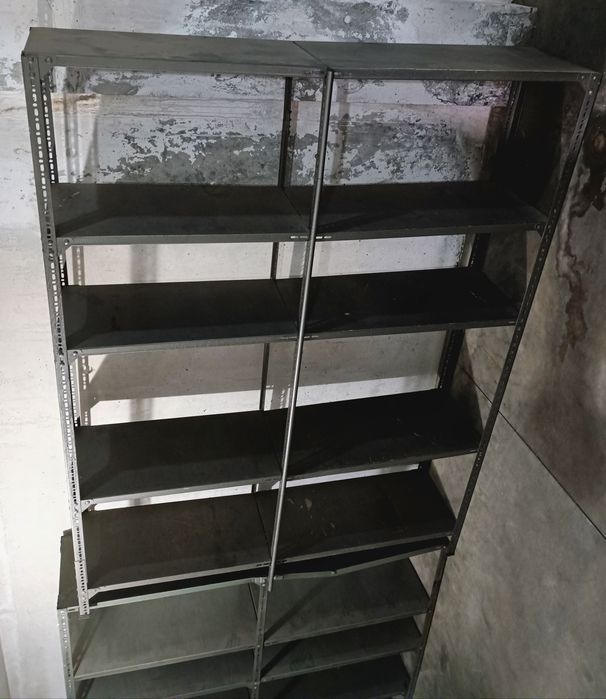 Estantaria, 2as estantes metálicas bem resistentes, medidas:
1—225/170