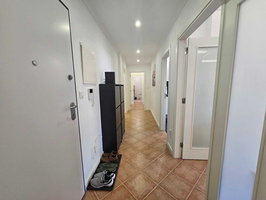 T2 c/ suite + Garagem Box p/ 2 Carros c/ Wallbox.