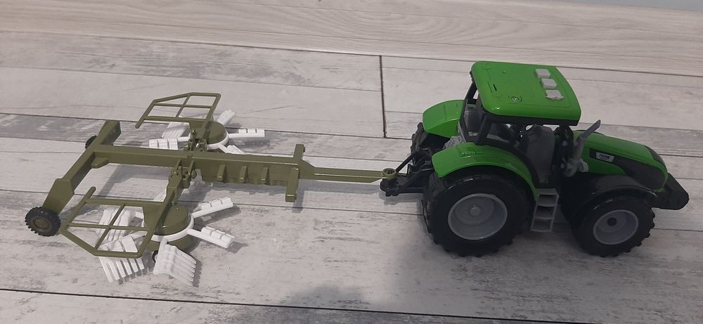 Traktor 2x  z napędem + zgrabiarka i przyczepa