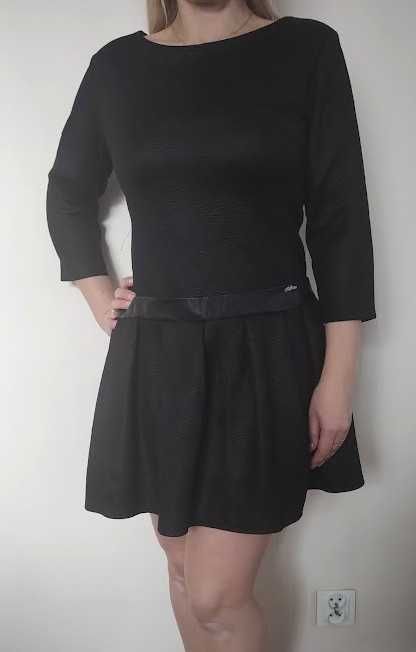 sukienka mała czarna mini 36 S wzór tłoczony/pas obniżony