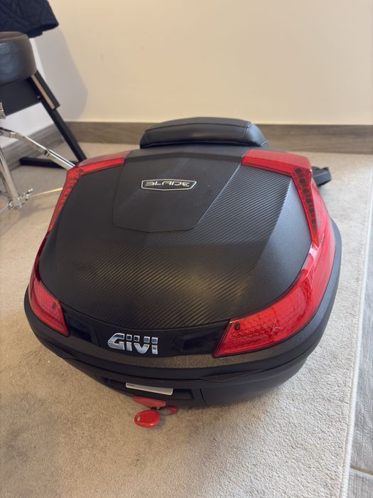 Top Case GIVI Blade 37L + Suporte + Apoio GIVI – Excelente Estado