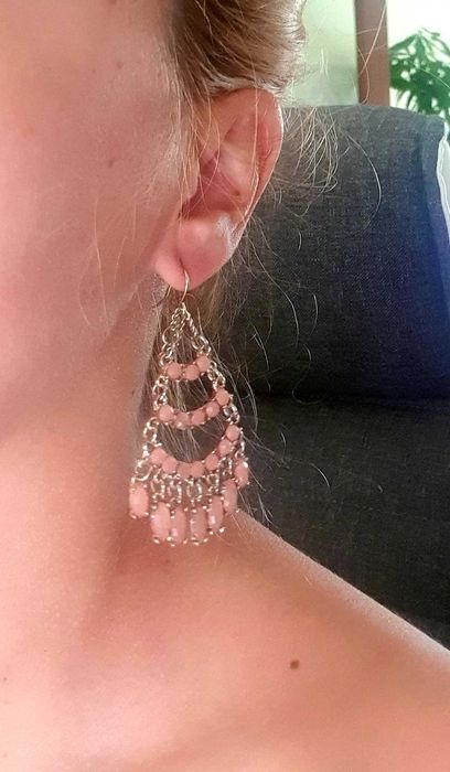Brincos de pedras cor de rosa da marca Ladies First