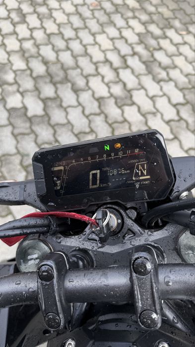 Honda cb125r prateada/dourada 2024